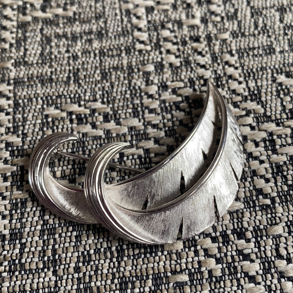 Vintage Trifari Double Leaf Feather Brooch - Picture 2 of 4